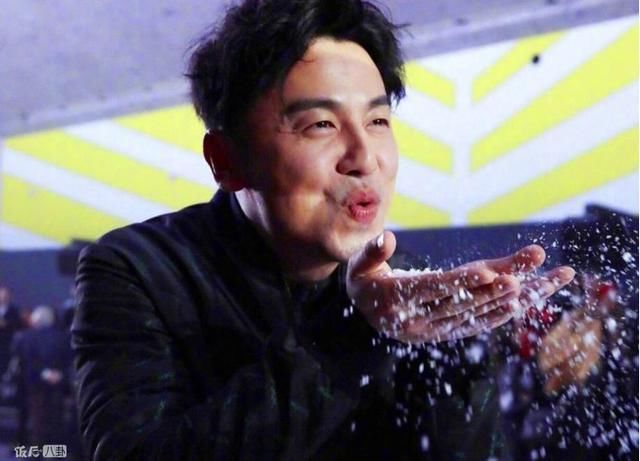 雷佳音帅不过三秒,陈坤轻装取胜,2018时装周成男星时尚大战