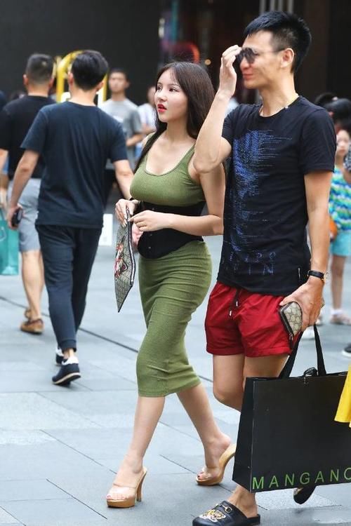 小姐姐穿吊带紧身连衣裙,腰间黑色腰带勒的真