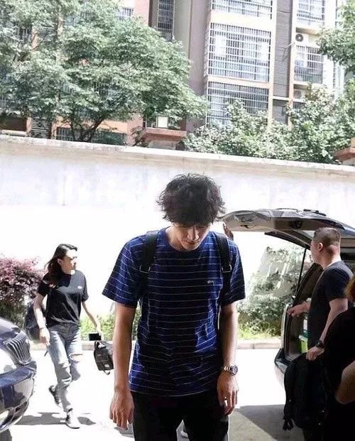 Sunnee穿黑粉恶搞T恤?林更新王丽坤确认恋情