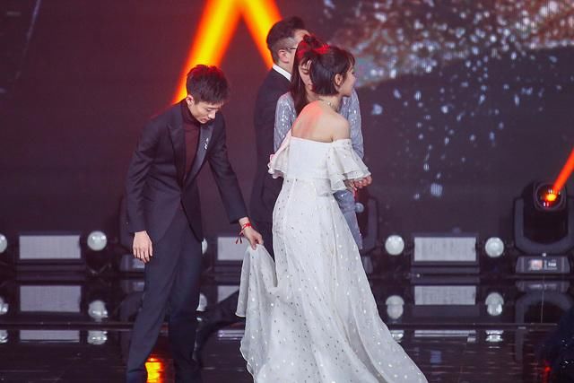 张一山一路给杨紫提裙摆暖人心,友情羡煞旁人