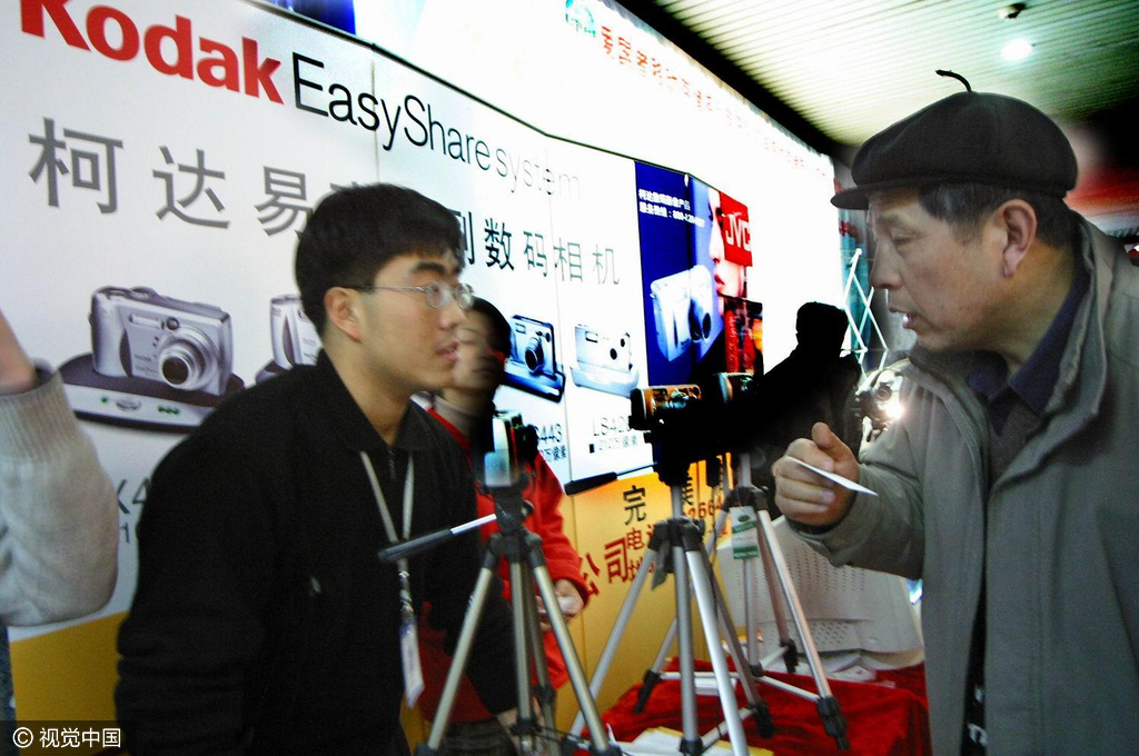 2003年，各品牌厂家不约而同在北京中关村海龙大厦一楼大厅进行促销展示。这时的海龙大厦已经成了中关村举足轻重的电子卖场。