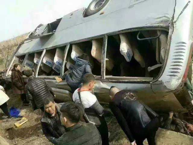 内蒙古一载31人客车翻下高速 20余人受伤 内蒙古一载31人客车翻下高速 20余人受伤