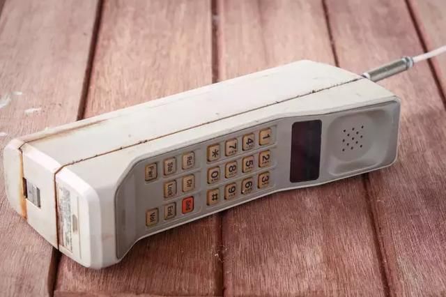 1g时代,模拟移动电话系统的质量完全可媲美固定电话,通话双方都可清晰