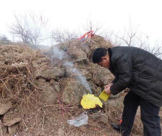 我们都给婆婆磕了头,然后老公就放开天雷,每年都放的.