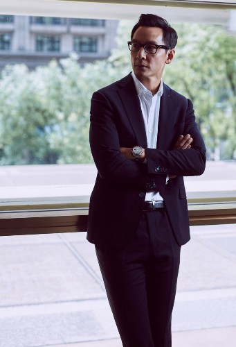 组图:该嫁的男人!吴彦祖戴眼镜儒雅 年龄渐长更