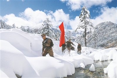 南部战区陆军某边防旅戍边官兵顶风冒雪在云南怒江高黎贡山上巡逻.