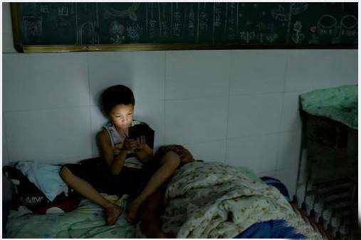 熊孩子拍抖音学猫叫,无意间拍下妈妈沐浴过程