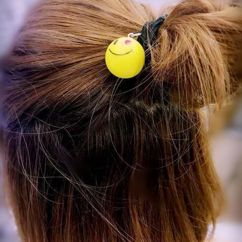 手把手教你梳一款蓬松感半丸子头,打造俏皮减