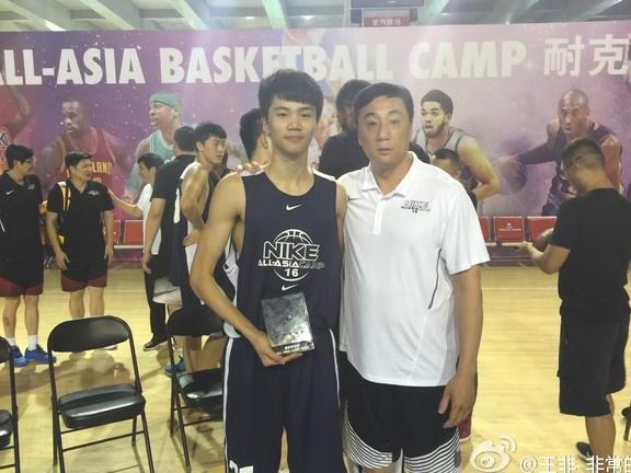 17岁小将入围首钢男篮夏季联赛名单,技术全面