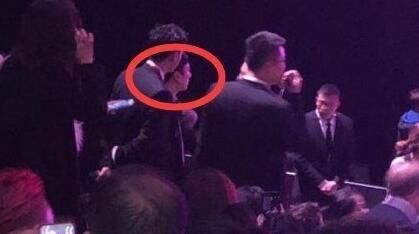 奚梦瑶摔倒后,王思聪给自己的狗穿维密同款走