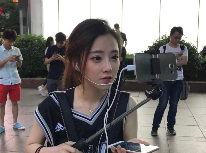 近日冯提莫在一次户外直播中竟然掏起了耳朵,