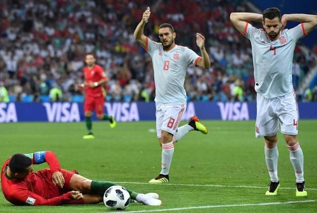 C罗造点球后对皇马队友微微一笑,西班牙悍将躲