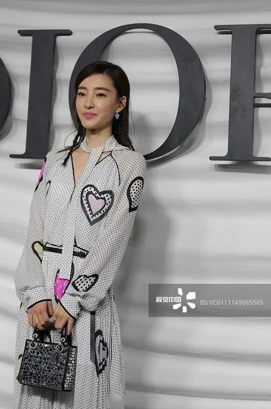 Dior发布会无修图,景甜发福副乳明显,王丽坤判