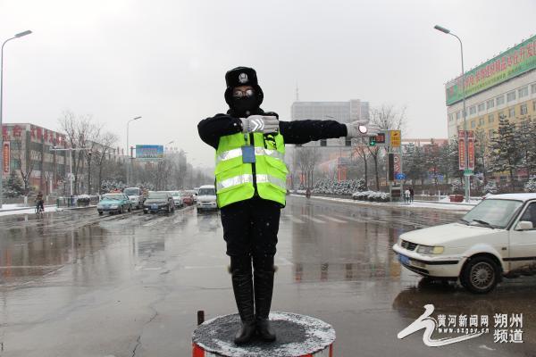 交警雪中指挥交通