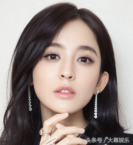 古力娜扎晒素颜照,颜值与迪丽热巴相当,资源为