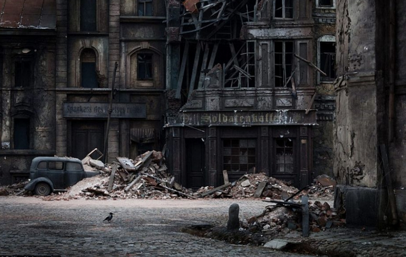 两种世界:一面高楼大厦 一面阴森鬼城