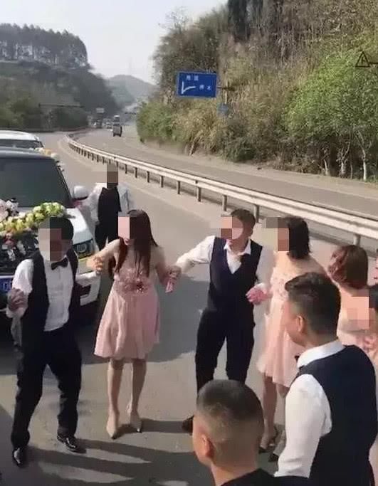 婚车队停路中间 新郎新娘伴郎伴娘跳舞拍抖音