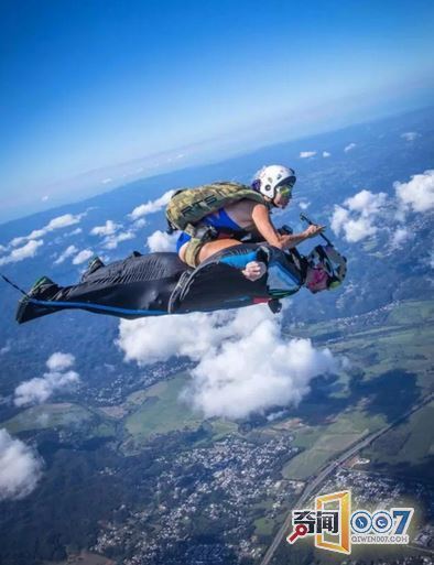 美女高空以193公里的时速骑着人飞行,画面惊心动魄!