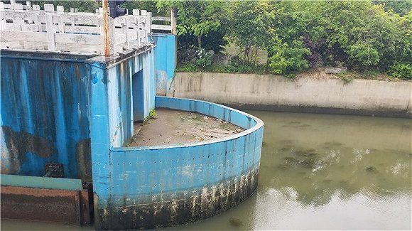 翟星理 三船进入船闸后,船上的敦睦村村民呼喊船闸工作人员关闸放水