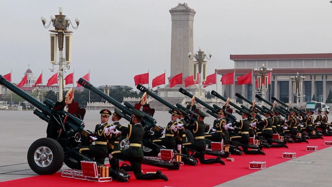 最帅单膝跪地！中国礼炮兵一出场就是震撼！