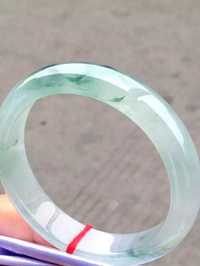 女人戴翡翠好还是和田玉好