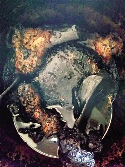 谢女士的锅被烧焦.