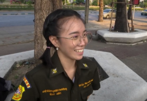 穿短裙抢救被批“不雅” 泰国女孩道歉 穿短裙抢救被批“不雅” 泰国女孩道歉