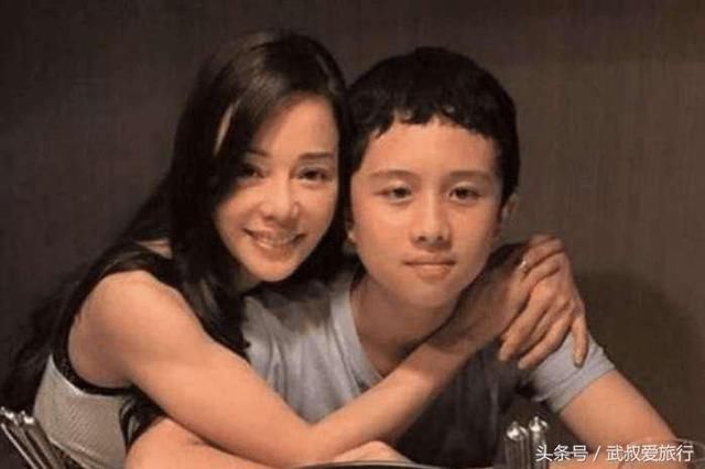 女星让14岁儿子捧胸同睡,和儿子参加热吻赛夺
