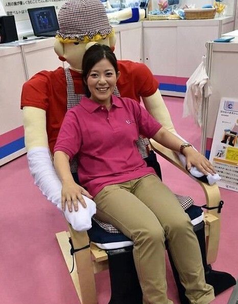 18、抱抱椅。日本寂寞的人很多,平时没人陪怎么办?这款抱抱椅就可以来帮忙。椅子的靠垫是个大布娃娃,伸着长长的胳膊,当寂寞者坐在那里的时候能够被拥抱着,这是专门为了老年人设计的,来帮助他们摆脱孤独。