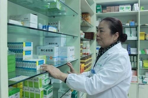 药店大姐40岁肤白如卫生纸,洗脸后抹一种膏祛