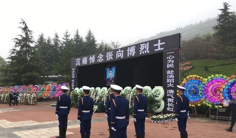 消防员为保护战友牺牲 魂归故里千人送别