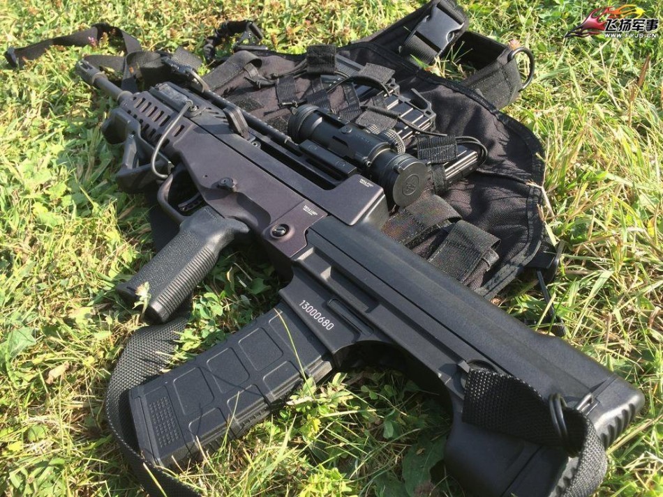 这款枪最让人无法忍受的人机工程体缺点现是其安全性，射手必须180度扭转来避免枪械尾部泻出气体吹击射手脸部，大多数最新的QBZ步枪改进在于将保险改到枪械握把处（与AR-15和Tavor 步枪相同），但是很多年以来整个枪族包括97式步枪仍使用旧的不宜触及的保险。