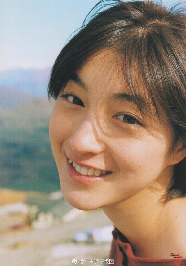 广末凉子青涩写真再现少女时代,蓝天映衬下侧颜微笑超迷幻