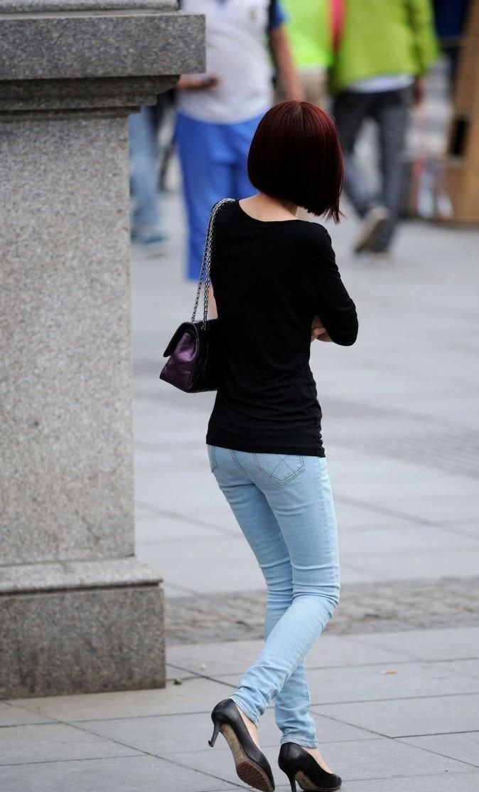 广场街拍:牛仔裤高挑身材美女,走路都带风