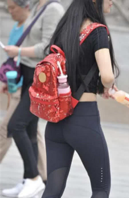 有气质的女人走路视频 t018715b26e94aa3fe4.jpg?size=451x690