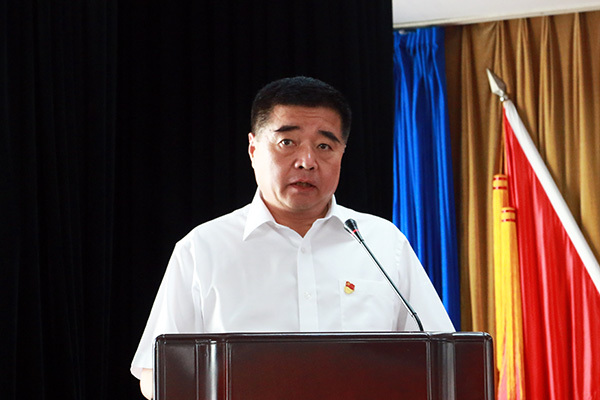 抚顺县委书记江阳在会上讲话.