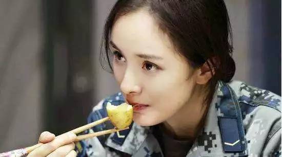 巴掌脸36D胸A4腰2米大长腿,杨幂全都有?