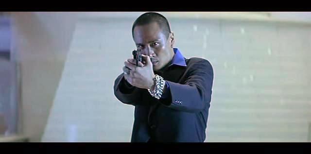 香港警匪片不愧是暴力美学,这些影帝拿枪的姿