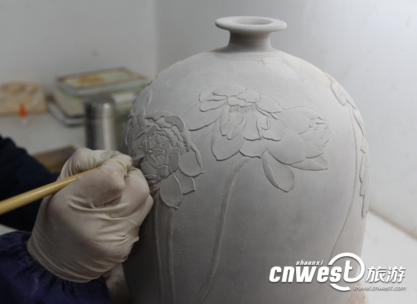 陶瓷刻花装饰是指在已干或半干的陶瓷坯体表面上,刻划出各种深浅,面积