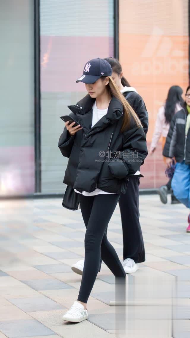 北京街拍:显眼橘色连帽卫衣&黑色小脚裤,很温