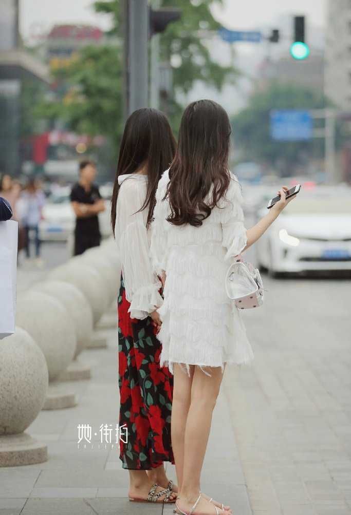 成都街拍:图5的小姐姐一字肩搭配阔腿裤,这只