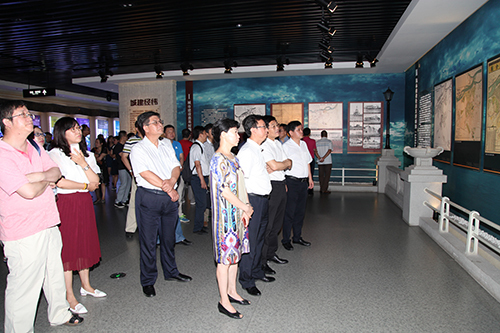 省测绘地理信息局领导参观哈尔滨规划展览馆