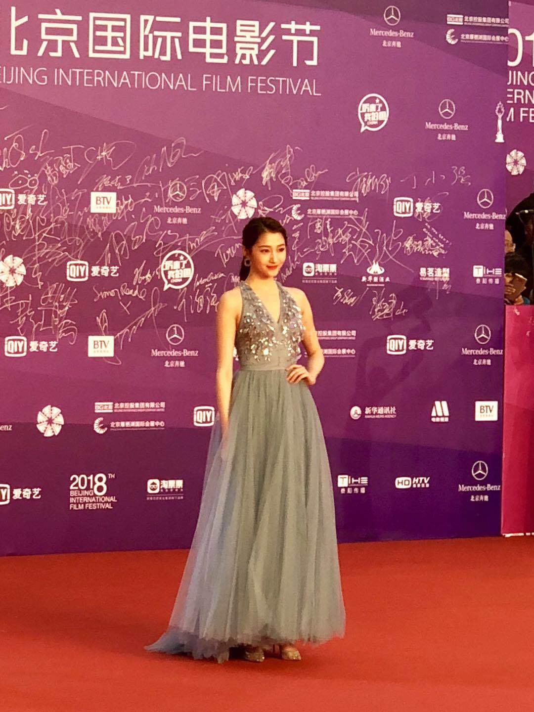 著名演员关晓彤亮相第八届北京国际电影节闭幕式红毯 著名演员关晓彤亮相第八届北京国际电影节闭幕式红毯