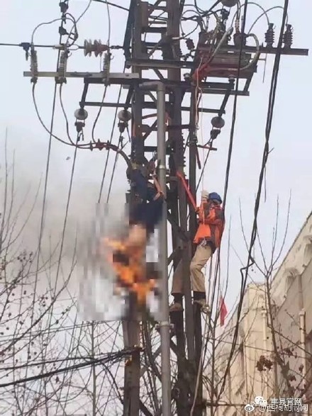 江苏两工人维修电塔触电 一人着火烧焦亡
