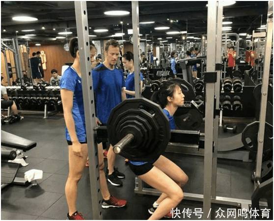 转战香港,朱婷、刘晓彤现身训练场,郎平率领众