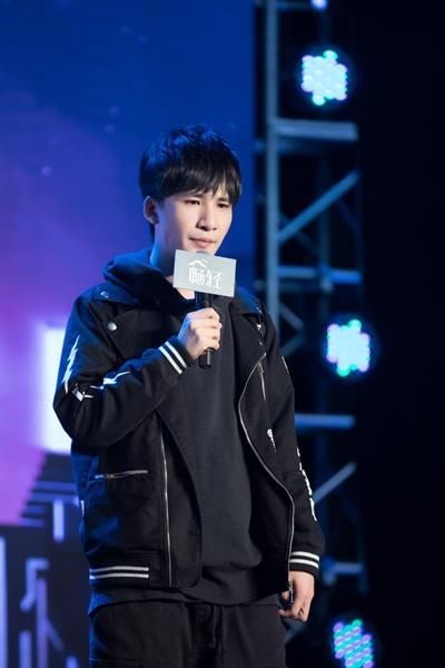 《我是大侦探》发布会 吴磊邓伦现场护粉引尖叫