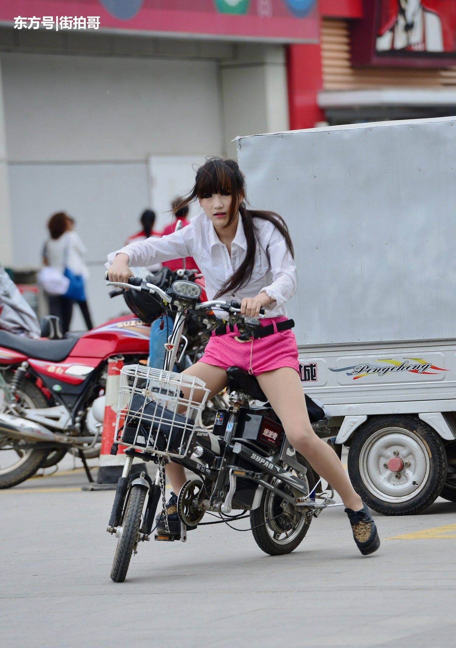 街拍联盟:骑电动车的肉丝美女,黑色眼影略显霸