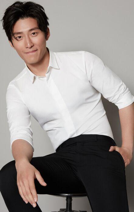 他幼年家中被洗劫一空 后低调拍戏 张艺谋曾力捧 最近终于发光