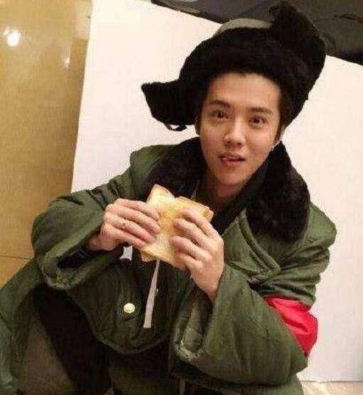 明星自黑照!鹿晗傻狍子附体,邓超无下限,热巴快