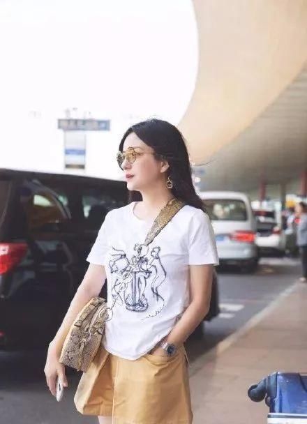 赵薇现身机场,她怎么这么快瘦成了杨幂的筷子